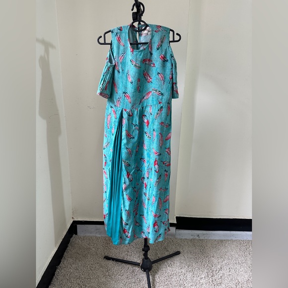 Long Kurti with pleated detail and shoulder cut out - Picture 3 of 5